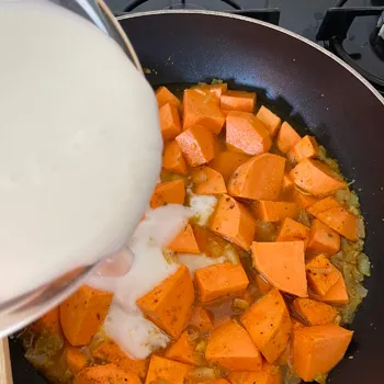 Curry de patate douce et épinards au lait de coco
