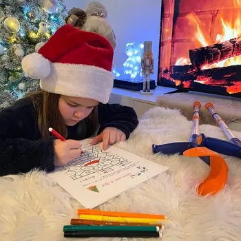 Boubou concentrée sur son cahier d'activités de Noël